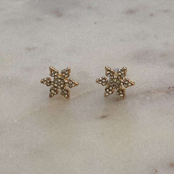 Other - ✨NWOT✨ Snowflake Stud Earrings❄️